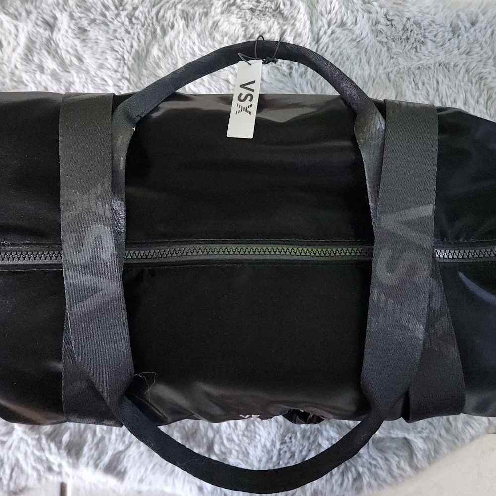 VSX Beautiful and Spacious Black Duffel Bag. FINAL PRICE 🖤 (ONLY 1 LEFT) - Picture 5 of 5